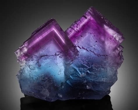  Fluorite:  Il Minerale Magico per l'Ottica e la Ceramica!